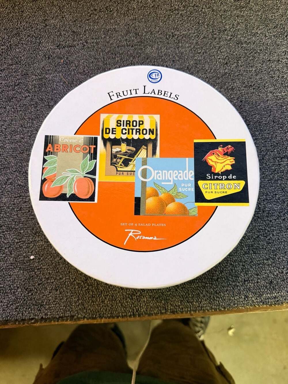 Rosanna Fruit Labels Set of 4 Salad Plates Collectible Storage Tin